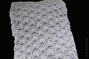 Spielkissen für Katzen gestrickt in hellgrau